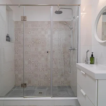 Appartement Cismigiu & Universitate 2-br - Modern Design With Balcony & Kitchen Boekarest