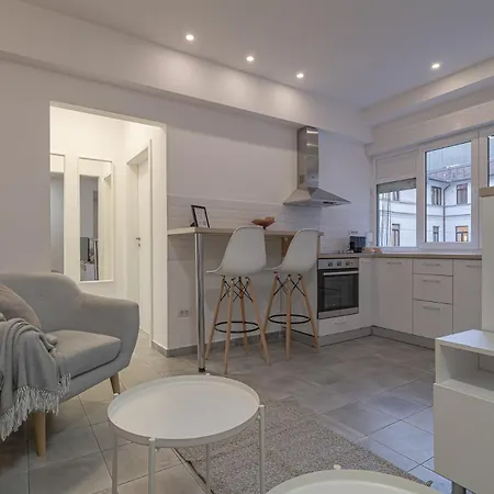 Cismigiu & Universitate 2-br - Modern Design With Balcony & Kitchen 4*
