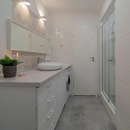 Stylish 2br By Cismigiu Park And Piata Universitatii Apartment